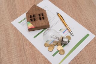 Foto: Glühbirne, Energieskala auf Haus, Münzen